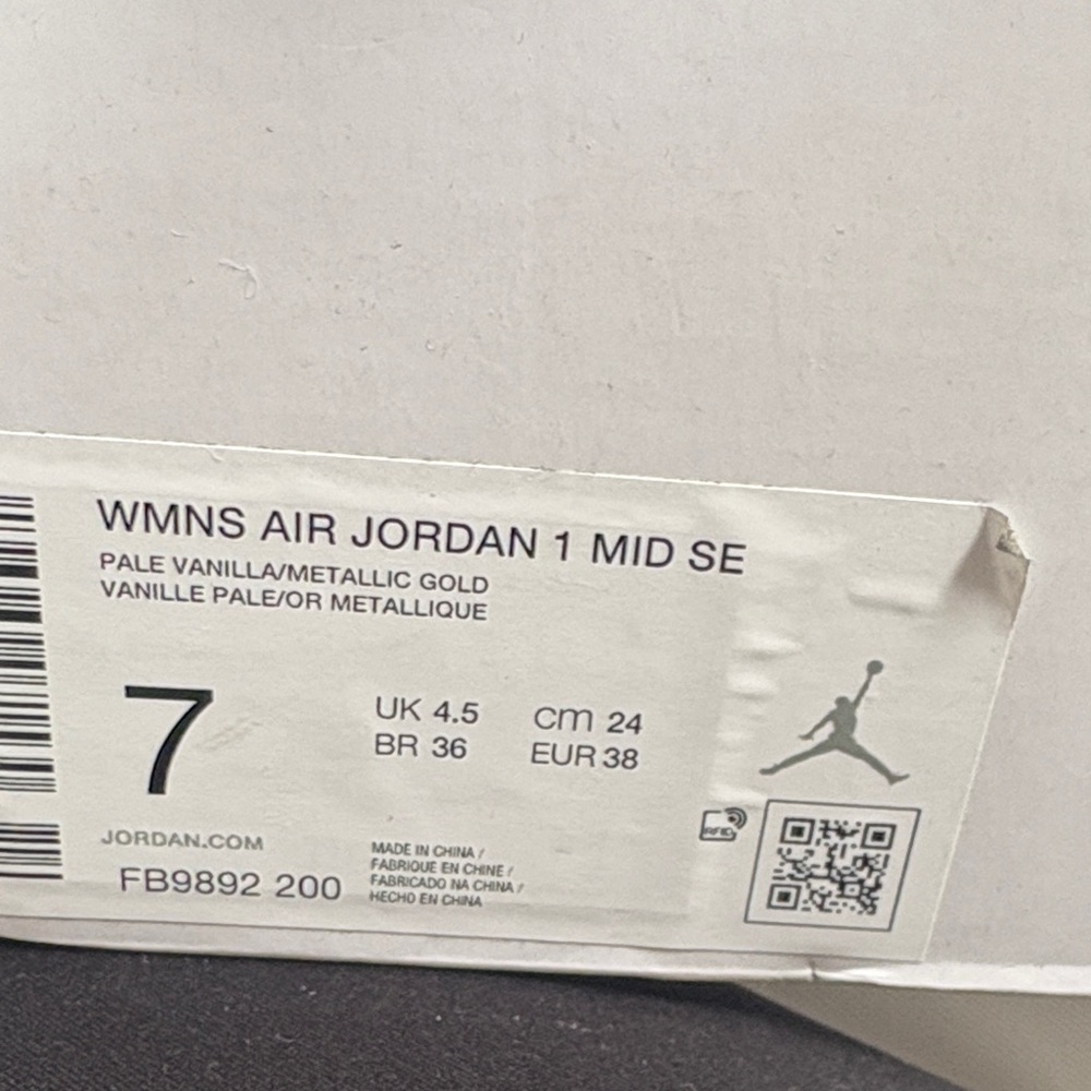 Jordan WMNS Air Jordan 1 Mid SE - Pale Vanilla & Metallic Gold - Picture 7 of 10